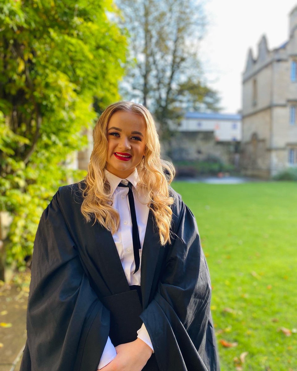 KatieLouWilson's tweet photo. What, like it’s hard? 🎓✨ #graduation #Oxford #oxfordgrad #firstgen https://t.co/vwydxtnTyi