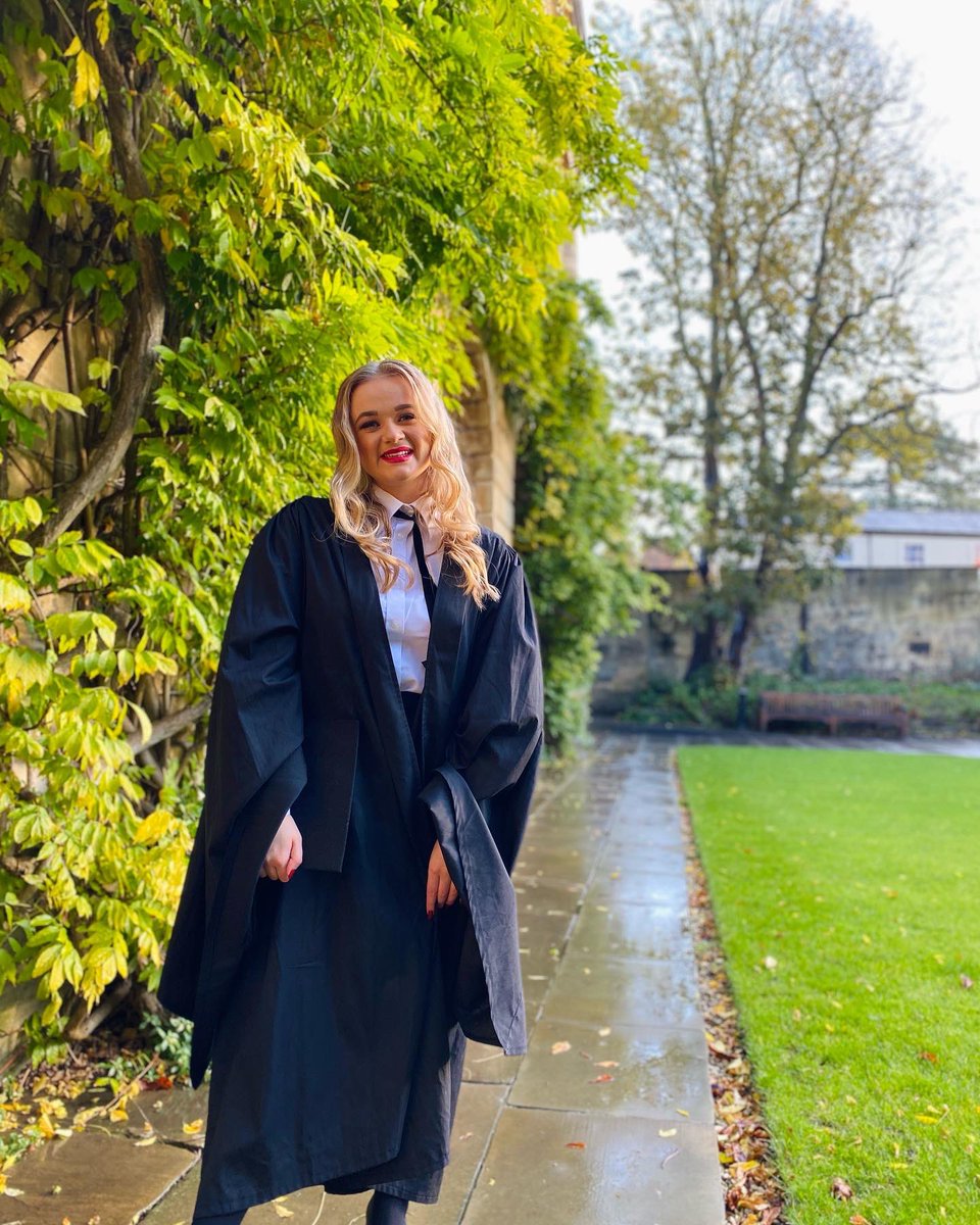 KatieLouWilson's tweet photo. What, like it’s hard? 🎓✨ #graduation #Oxford #oxfordgrad #firstgen https://t.co/vwydxtnTyi