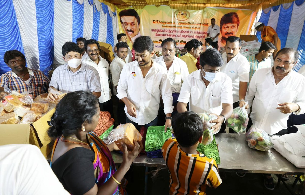 Udhaystalin's tweet photo. #NorthEastMonsoon கனமழையால் பாதிக்கப்பட்ட திருவல்லிக்கேணி,முத்தையா தெரு பகுதி மக்களுக்கு நிவாரணமாக 5 கிலோ அரிசி-6 கிலோ காய்கறி,பிரட்,பெட்ஷீட் வழங்கினோம். மக்கள் துயர் துடைக்க தொடர்ந்து பணியாற்றிவரும் கழகத்தினர்- அரசு அலுவலர்களுக்கு நன்றி.@Dayanidhi_Maran @nchitrarasu #ARPMKamaraj https://t.co/1nDjrojpHW
