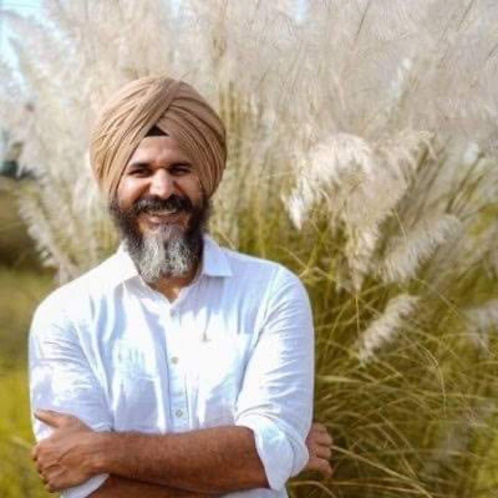 turja_tu's tweet photo. ਇੱਕ ਅਮਰੀਕਾ ਦਾ ਡਾਕਟਰ ਆਪਣੀ ਰੋਜੀ ਰੋਟੀ ਨੂੰ ਛੱਡ ਕੇ ਇਕ ਸਾਲ ਤੋਂ ਕਿਸਾਨ ਮੋਰਚੇ ਤੇ ਡਟਿਆ ਹੋਇਆ ਤੇ ਮੁਫ਼ਤ ਇਲਾਜ ਕਰ ਰਿਹਾ ਤੇ ਇਕ ਵੇਹਲੜ ਬਾਬਾ ਜਿਸ ਦਾ ਇਕ ਸਾਲ ਵਿਚ  ਅਮਰੀਕਾ ਦਾ ਦੂਸਰਾ ਗੇੜਾ ਹੈ 
ਦਿੱਲੀ ਏਅਰਪੋਰਟ  ਤੋਂ ਅਮਰੀਕਾ ਨੂੰ ਤਾਂ ਚੜ ਜਾਂਦਾ ਪਰ ਕਿਸਾਨੀ ਮੋਰਚੇ ਵਿਚ ਹਾਜ਼ਰੀ ਭਰਨ ਵੇਲੇ ਖਤਰਾ ਮਹਿਸੂਸ ਹੋਣ ਲੱਗ ਜਾਂਦਾ https://t.co/WtGOBWt3to