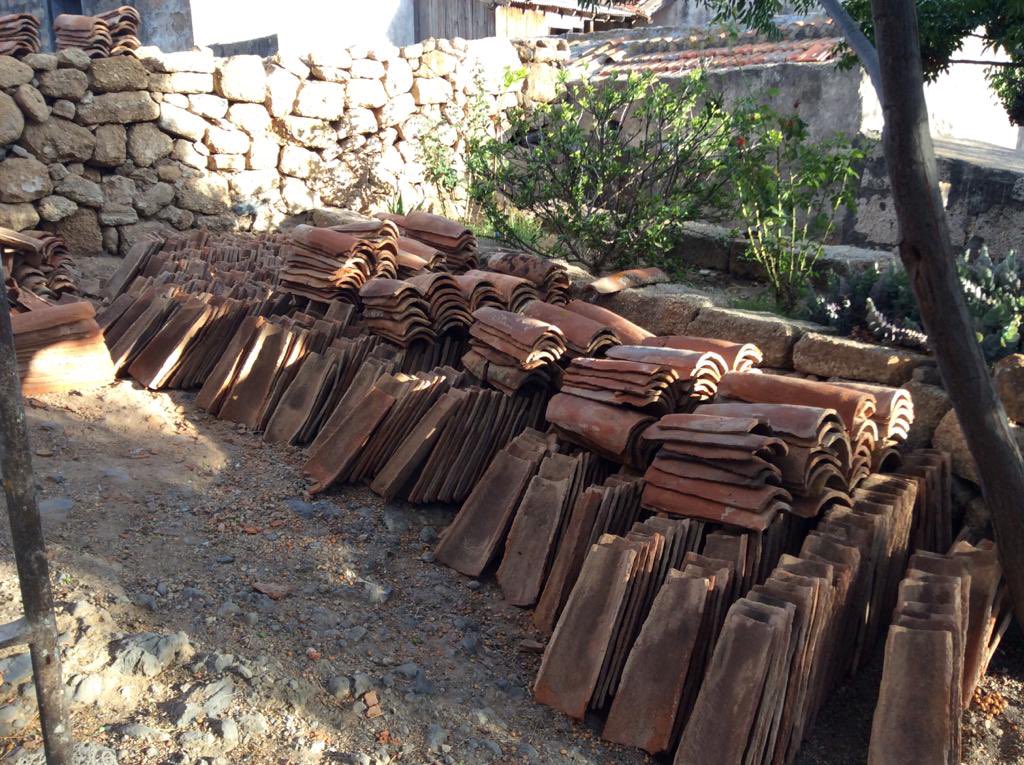 CaseriodeIcor's tweet photo. Cuando tus compañeros quitando teja por teja, para reutilizarlas en el tejado nuevo para que parezca viejo, encuentran unas con grabados de 1832; entonces su amor por un buen trabajo, su gran profesionalidad es innegable 👏 🏆 Lee más https://t.co/kGlAB6vqfe en #caseriodeicor https://t.co/uZ20Xm0VAO