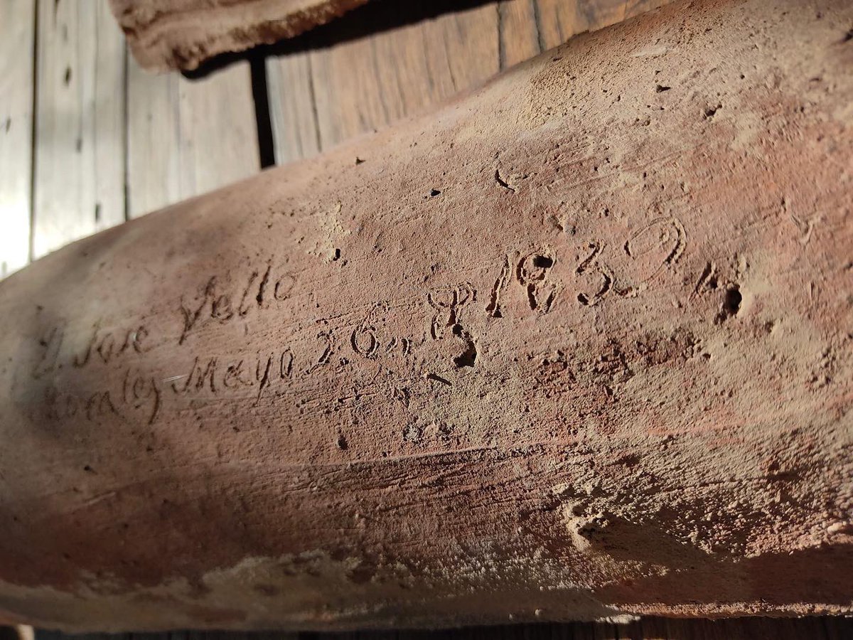 CaseriodeIcor's tweet photo. Cuando tus compañeros quitando teja por teja, para reutilizarlas en el tejado nuevo para que parezca viejo, encuentran unas con grabados de 1832; entonces su amor por un buen trabajo, su gran profesionalidad es innegable 👏 🏆 Lee más https://t.co/kGlAB6vqfe en #caseriodeicor https://t.co/uZ20Xm0VAO