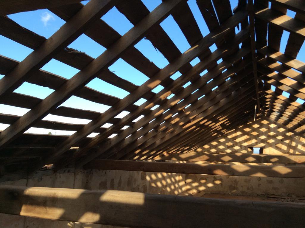 CaseriodeIcor's tweet photo. Cuando tus compañeros quitando teja por teja, para reutilizarlas en el tejado nuevo para que parezca viejo, encuentran unas con grabados de 1832; entonces su amor por un buen trabajo, su gran profesionalidad es innegable 👏 🏆 Lee más https://t.co/kGlAB6vqfe en #caseriodeicor https://t.co/uZ20Xm0VAO