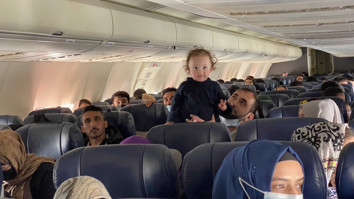 Es gibt noch #Afghanistan u auch noch Schutzbedürftige. Initiative Kabulluftbrücke hat heute 148 Menschen mit erstem spendenfinanzierten Charterflug evakuiert. Ortskräfte,gefährdete Personen von Menschenrechtsliste u 1 dt Familie. BReg setzt Evakuierungen bisher nur schleppend um