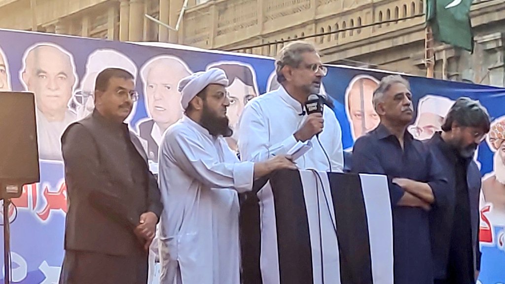 KhurramBhatti01's tweet photo. سیکریٹری جنرل پاکستان ڈیموکریٹک موومنٹ سابق وزیراعظم شاہد خاقان عباسی ،سابق گورنر سندھ محمد زبیر پاکستان ڈیموکریٹک موومنٹ کے احتجاجی مظاہرے میں شریک علی اکبر گجر اور قادر بخش کلمتی بھی موجود https://t.co/zqrHRsIaea