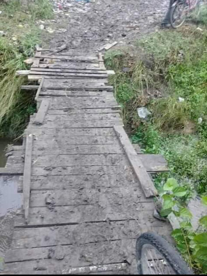 VecinxsElRincon's tweet photo. @JulioGarro @JulioGarro se llevó este puente del rincón lo pinto de amarillo mientras tanto los chicos  para ir a la escuela tiene  que utilizar  e puente de madera https://t.co/vjXOKn0JAF