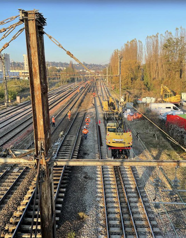 Gros week-end (suite) : à Juvisy, remplacement d’un long appareil de voie circulé à 120 km/h en déviée mis en place à l aide de la grue Kirow de l entreprise TSO : 130 mètres de long et plus de 100 tonnes de rails et de traverses remplacées