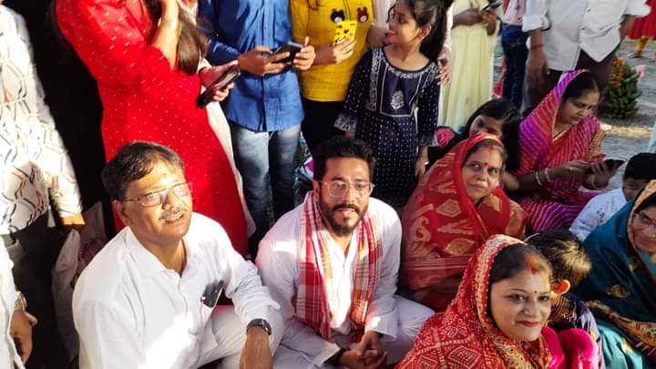 SohanRajak6's tweet photo. Our Beloved MLA (Barrackpore)Sri Raj Chakraborty  Chairperson Prasanta Chowdhury Town President Om Prakash Shaw Chhatra President Abhijit Shaw offers his prayer  Surya Dev on the occasion of CHHATH PUJA at different ghat of Titagarh
@iamrajchoco
@abhijit09529820 
@ABHINASHSHAW20 https://t.co/wJubVLG5f2