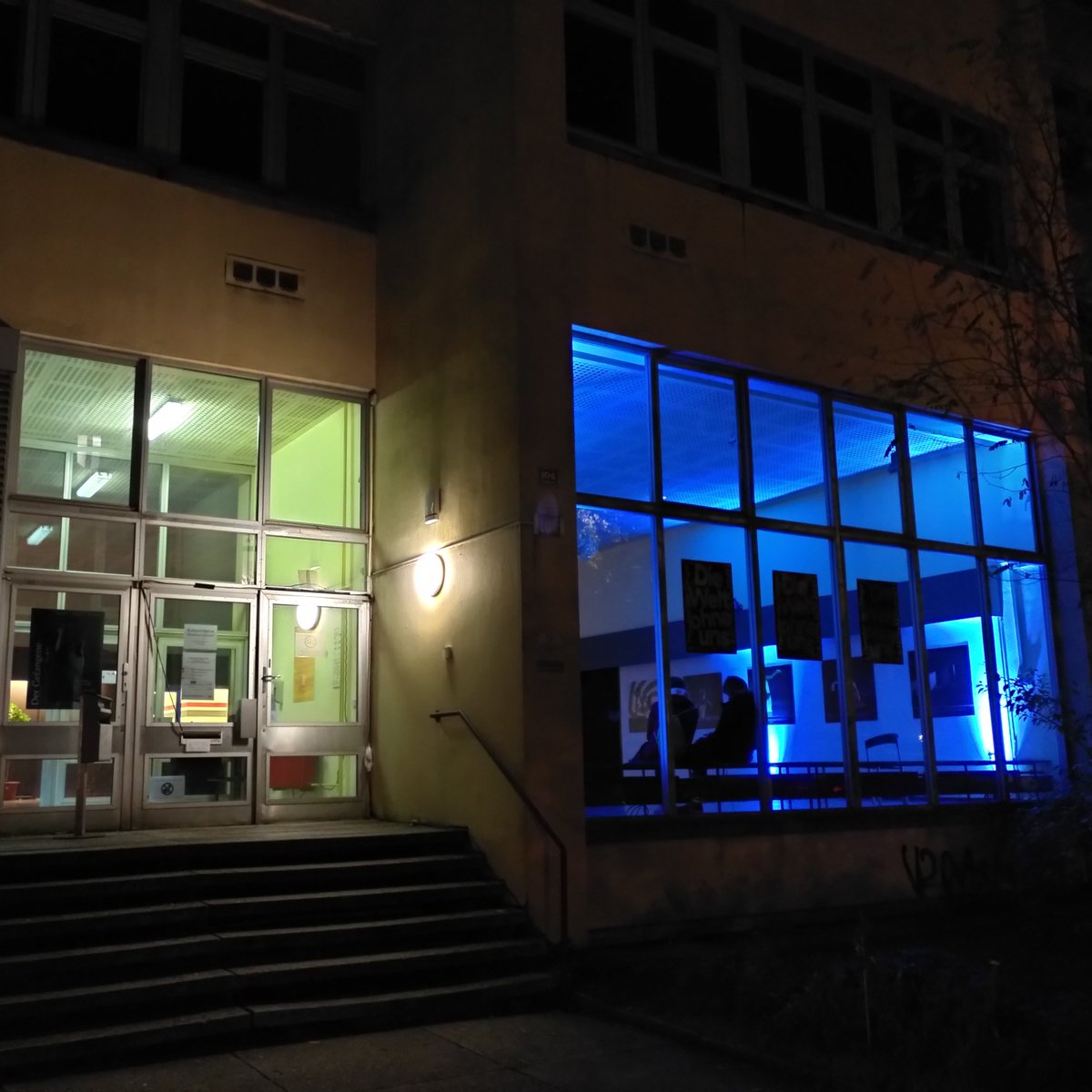 fonds_daku's tweet photo. #BackForGoodTour: Beim Festival Theater der Dinge besuchte Christina Röfer die installative "Choreografie für Nebel & Objekte" von den #scheinzeitmenschen und ließ sich im Theaterhaus Schöneweide von dem vielgestaltigen & flüchtigen Material durch assoziative Landschaften führen. https://t.co/OUH2PtWTGl
