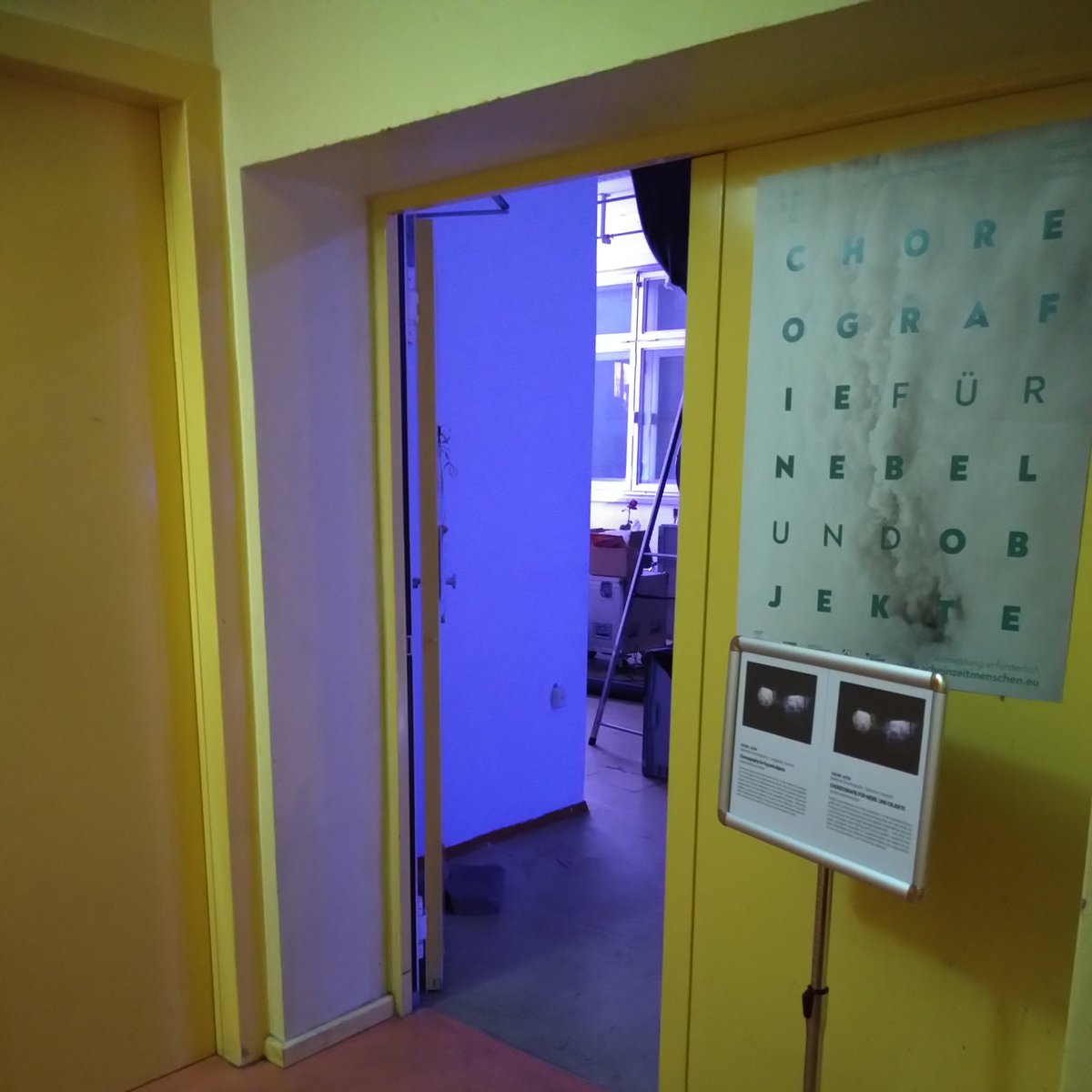 fonds_daku's tweet photo. #BackForGoodTour: Beim Festival Theater der Dinge besuchte Christina Röfer die installative "Choreografie für Nebel & Objekte" von den #scheinzeitmenschen und ließ sich im Theaterhaus Schöneweide von dem vielgestaltigen & flüchtigen Material durch assoziative Landschaften führen. https://t.co/OUH2PtWTGl
