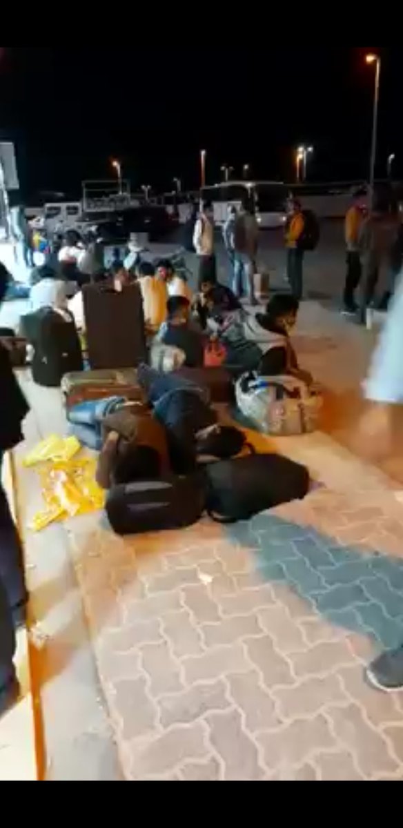 SaudiNewsHindi's tweet photo. #DubaiBorder
दुबई से सऊदी अरब जा रहे यात्रियों को क्वारेंटाइन के 14 दिन पूरे न होने पर दुबई बॉर्डर पर ही रोक लिया गया।
#SaudiNewsHindi 
@SaudiNewsHindi https://t.co/gQDLcM4O0u