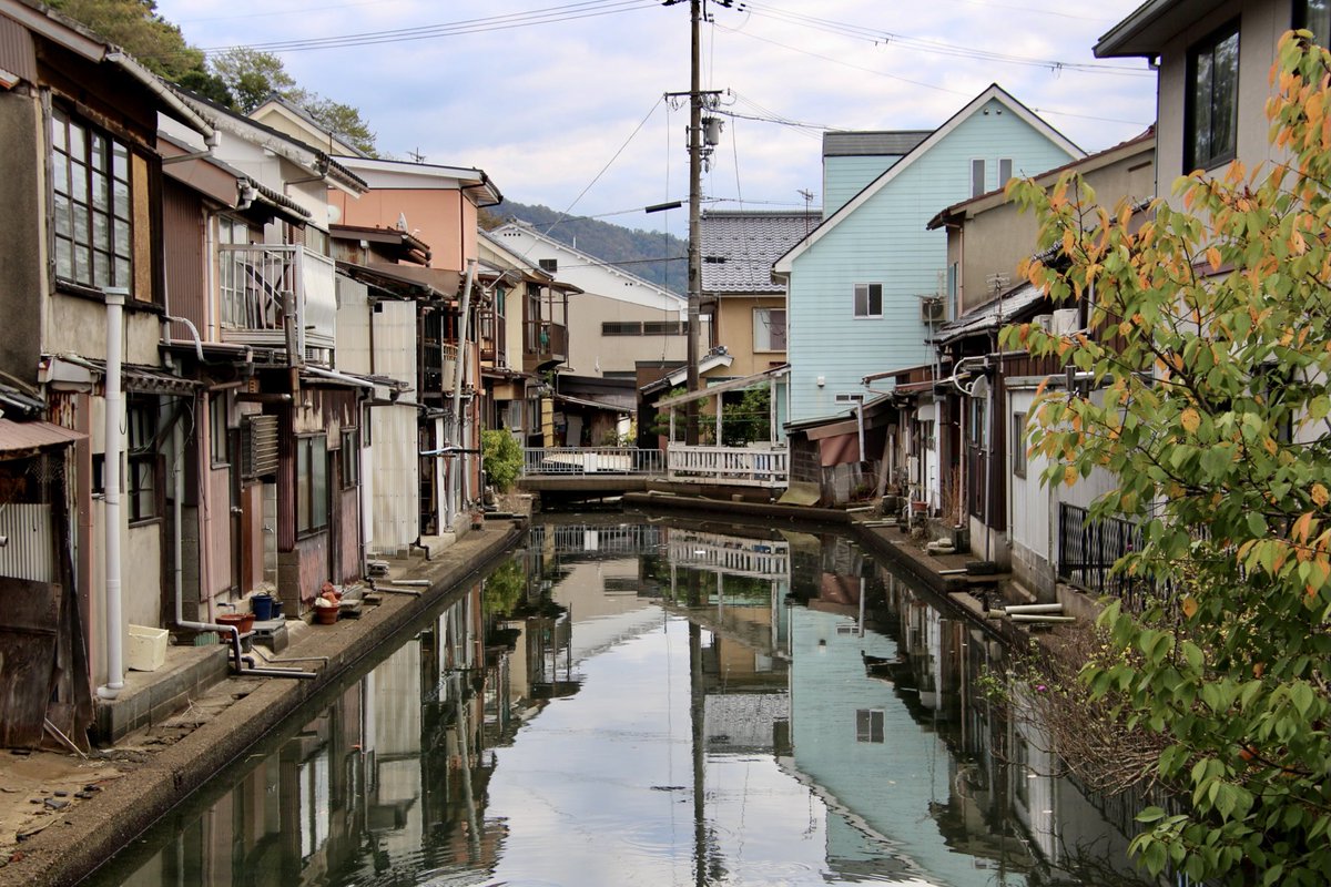 水とともに生きる街、舞鶴の吉原入江。
集落内の水路際に漁村が連なる。
ここでは水辺が生活のフロント。永遠の原風景。
