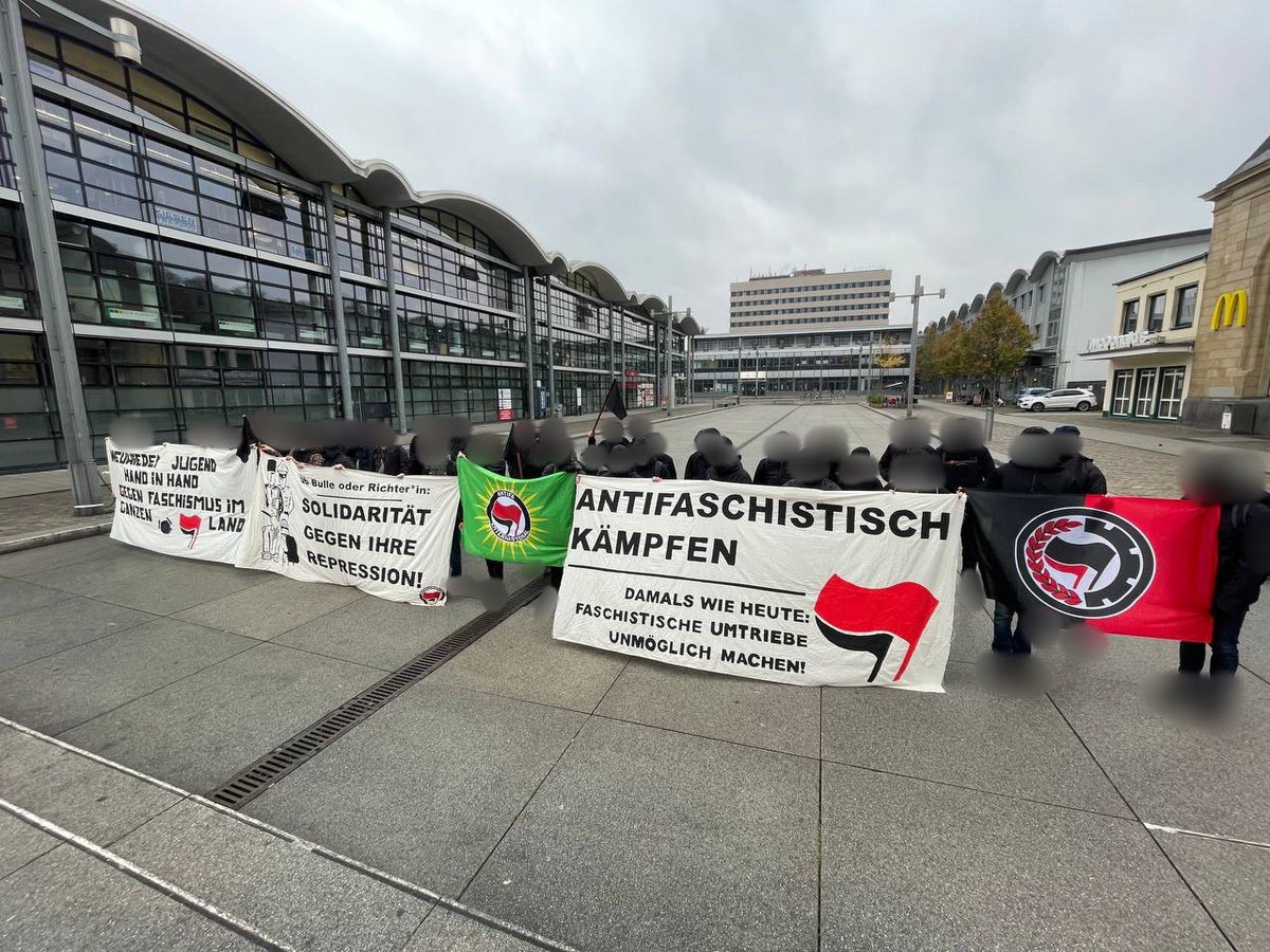 161koblenz's tweet photo. Koblenz ist jetzt in Remagen angekommen.

#rmg1311 #remagen #remagennazifrei #antifa #wirsindalleantifa #nsverherrlichungstoppen https://t.co/36IZjexr8z
