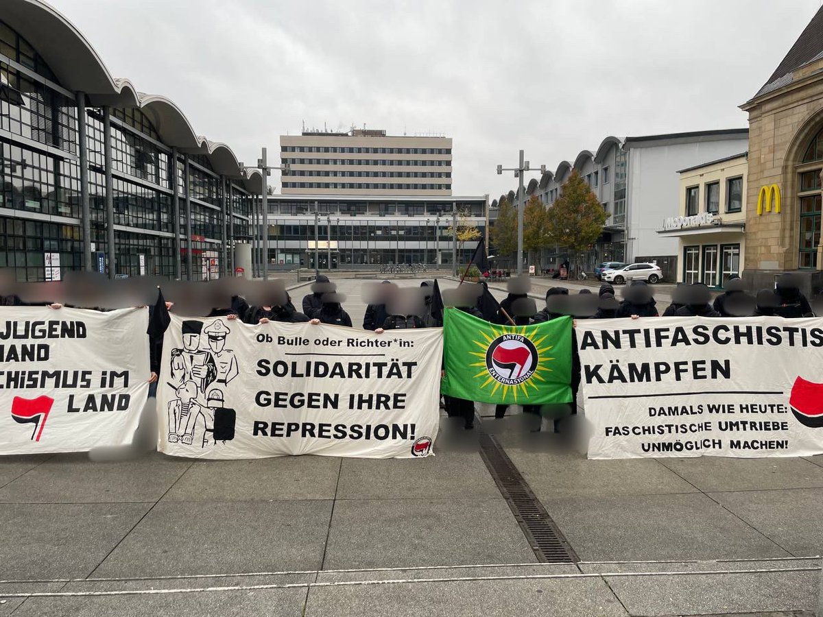 161koblenz's tweet photo. Koblenz ist jetzt in Remagen angekommen.

#rmg1311 #remagen #remagennazifrei #antifa #wirsindalleantifa #nsverherrlichungstoppen https://t.co/36IZjexr8z