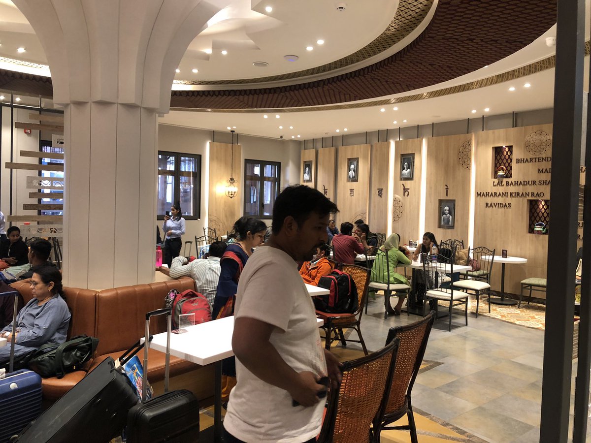 iShashiShekhar's tweet photo. Executive Lounge at Varanasi Cantt Railway Station. Had the best of time. Complimentary Tea/Coffee free wifi https://t.co/1RD4M2tjOu