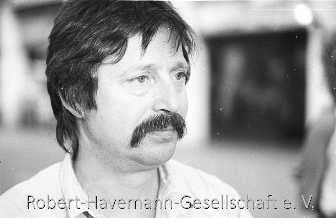 RHG_eV's tweet photo. Alles Gute zum 85., Wolf #Biermann! Seine Lieder und auch seine Ausbürgerung prägten junge Menschen, die sich gegen die SED-Diktatur engagierten. Bei https://t.co/y0y6q4UTFG haben wir viele Infos zu Biermann und dem Protest gegen seine Ausbürgerung zusammengetragen. https://t.co/lI9T9rfJ0j