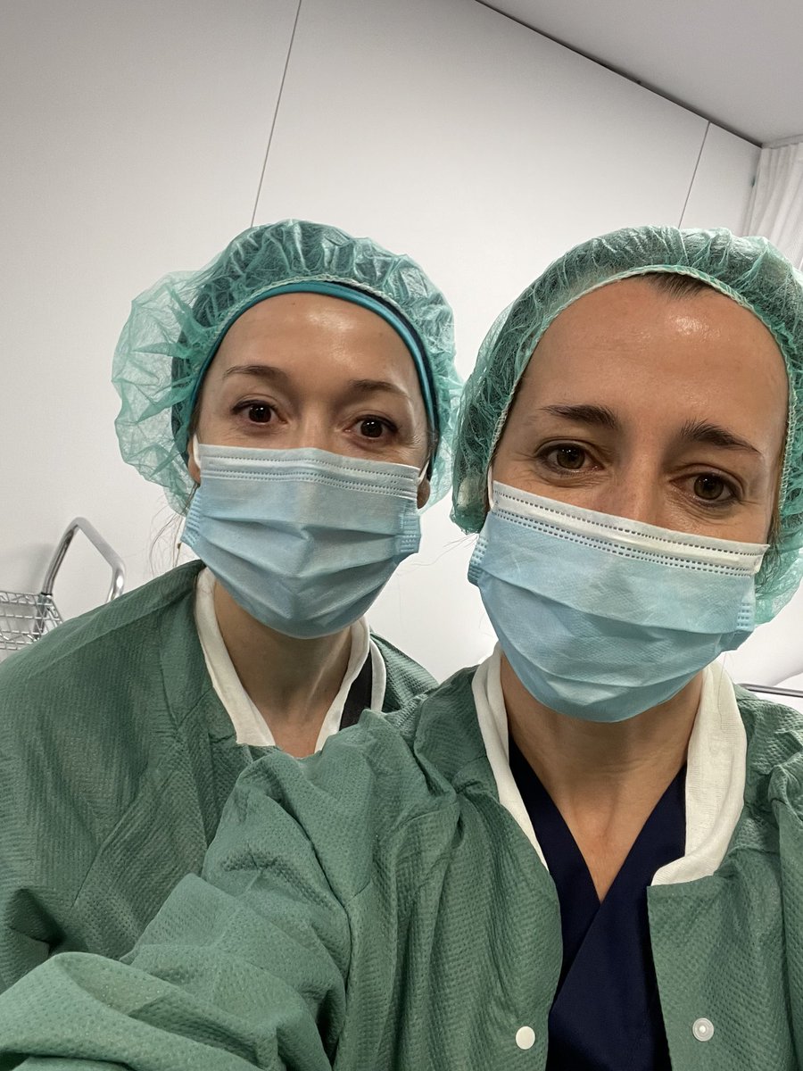 mireiaruizcast1's tweet photo. Cuando dejas las bambas en casa y vienes al trabajo por una buena causa, no hay sábado que valga. #readytogo

#comollegamos_comoseguimos 
#reconstrucción_mamaria #microcirugia #diepflapsurgery
#verdedeindocianina 

@RuizCastilla @QS_Barcelona @quironsalud @lidilitz https://t.co/KWFo2K3Pdr