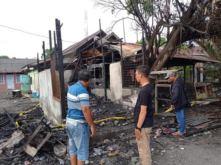 rakan_tarmizi's tweet photo. Hari ini Rakan Tarmizi, SP menjumpai keluarga Bang Fahrial dan Bang Hermansyah di Simpang Nibong Kec. Johan Pahlawan Kab. Aceh Barat yg mengalami musibah 2 hari yg lalu.
Tempat usaha mereka terbakar sehingga mengalami kerugian dan hilangnya tempat usaha.
#AwakDroe https://t.co/nXYg9IXkk9