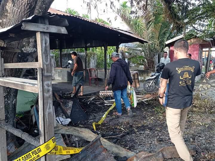 rakan_tarmizi's tweet photo. Hari ini Rakan Tarmizi, SP menjumpai keluarga Bang Fahrial dan Bang Hermansyah di Simpang Nibong Kec. Johan Pahlawan Kab. Aceh Barat yg mengalami musibah 2 hari yg lalu.
Tempat usaha mereka terbakar sehingga mengalami kerugian dan hilangnya tempat usaha.
#AwakDroe https://t.co/nXYg9IXkk9