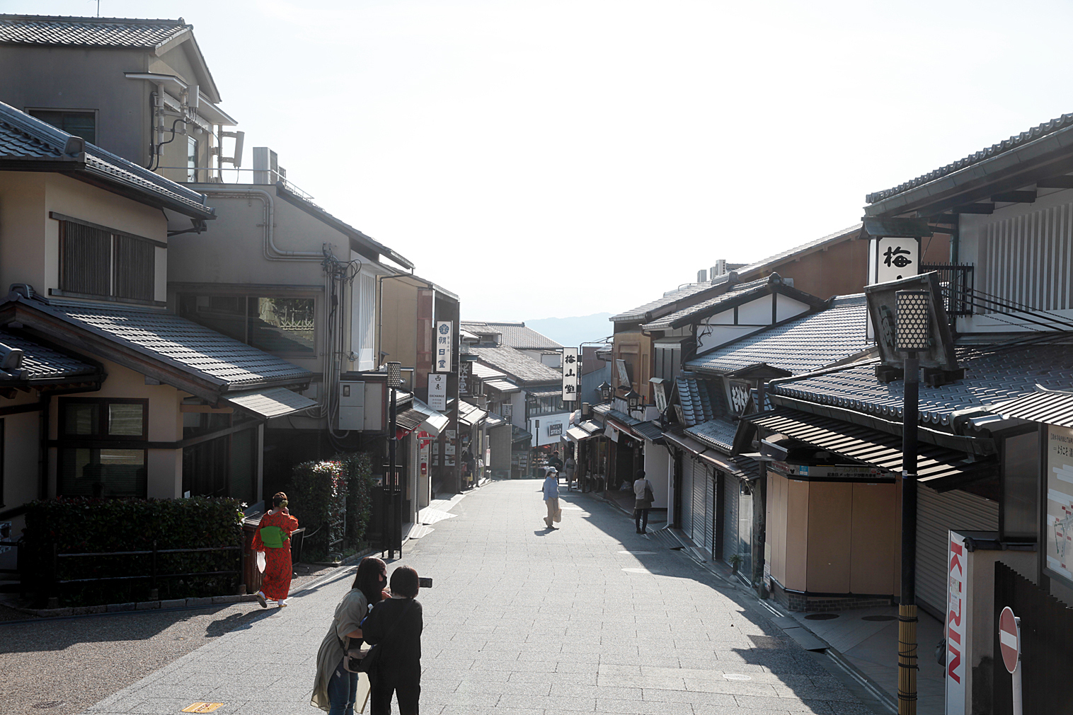 Manabu Inoue 京都の観光地 人がかなり戻ってきました 清水寺門前21年 左上 5月 右上 7月 左下 9月 右下 11月 T Co 1aqpwd2vx8 Twitter