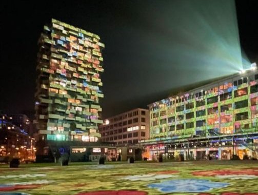 Wist je dat onze sponsor (dankdank!) <a href="/StamendeKoning/">Stam + De Koning</a> vlakbij De Ontdekfabriek deze geweldige groene toren, met grote bomen op de balkons heeft gebouwd?

Tijdens <a href="/GlowEindhoven/">GLOW Eindhoven</a> projecteerde 'onze' <a href="/HugoVrijdag/">Hugo Vrijdag</a> er nog meer kleurrijke natuur op. Prachtig toch?