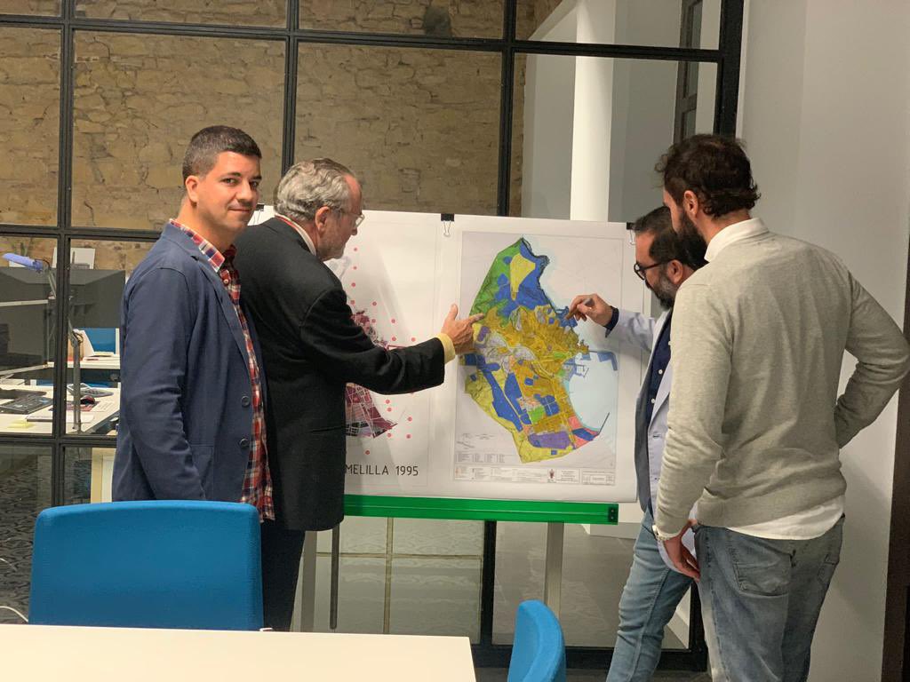 nexo52's tweet photo. Intensa e interesante la reunión que mantuvieron ayer en nuestro estudio el presidente estatal de los Agentes de Propiedad Inmobiliaria de España @gdueloescritor con varios de nuestros arquitectos. Explorando nuevas oportunidades en un enclave privilegiado como #Melilla https://t.co/fxX3kyl0Jp
