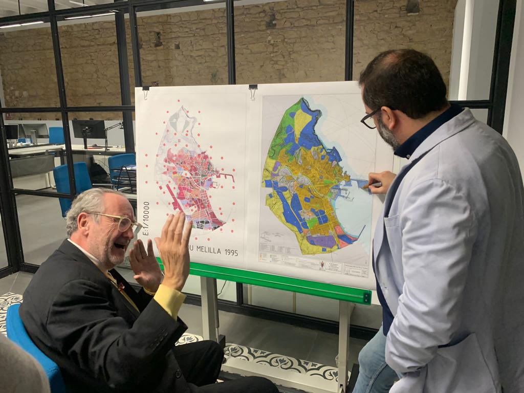 nexo52's tweet photo. Intensa e interesante la reunión que mantuvieron ayer en nuestro estudio el presidente estatal de los Agentes de Propiedad Inmobiliaria de España @gdueloescritor con varios de nuestros arquitectos. Explorando nuevas oportunidades en un enclave privilegiado como #Melilla https://t.co/fxX3kyl0Jp