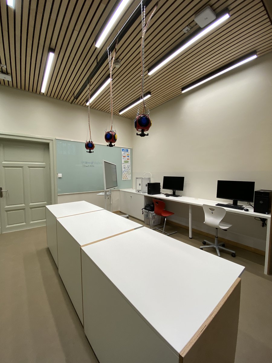 dikola_mlu's tweet photo. Ebenfalls am 2. Tag gab es für unser Team die Möglichkeit, das Digital Learning Lab der MS St. Leonard kennenzulernen. Aus ehem. 3 Klassenzimmern wurde ein Lern- u. Experimentierraum geschaffen, der flexibles Lernen auch durch die räumlichen Gestaltung unterstützt. #DiCoTe
!B https://t.co/2nyh10dqAi