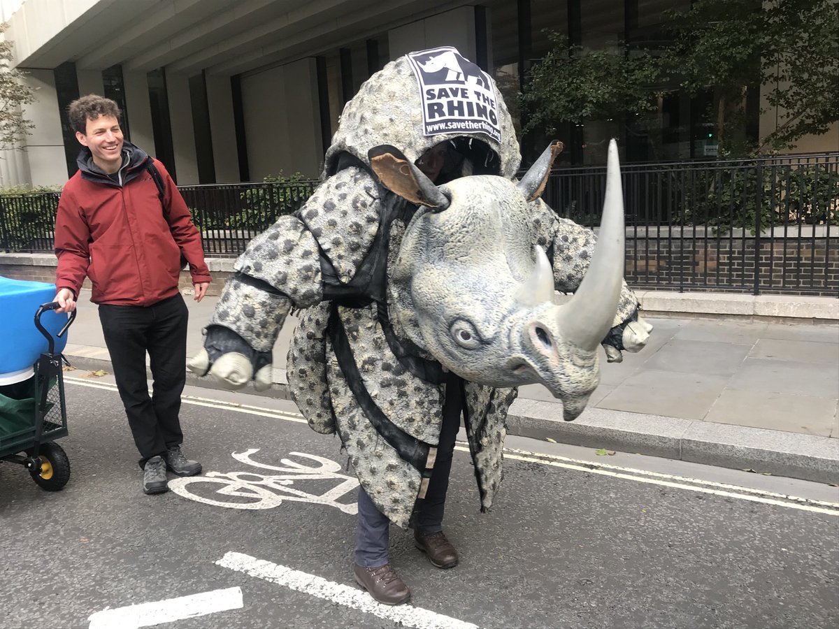 SheepDriveLDN's tweet photo. Four hoofs, four wheels and - a two legged Rhino… ? Everyone’s getting ready for the #lordmayorsshow ⁦@visitthecity⁩ ⁦@LMAppeal⁩ #AThingOfBeauty ⁦@CityandLivery⁩ https://t.co/oAm2lbcIFr