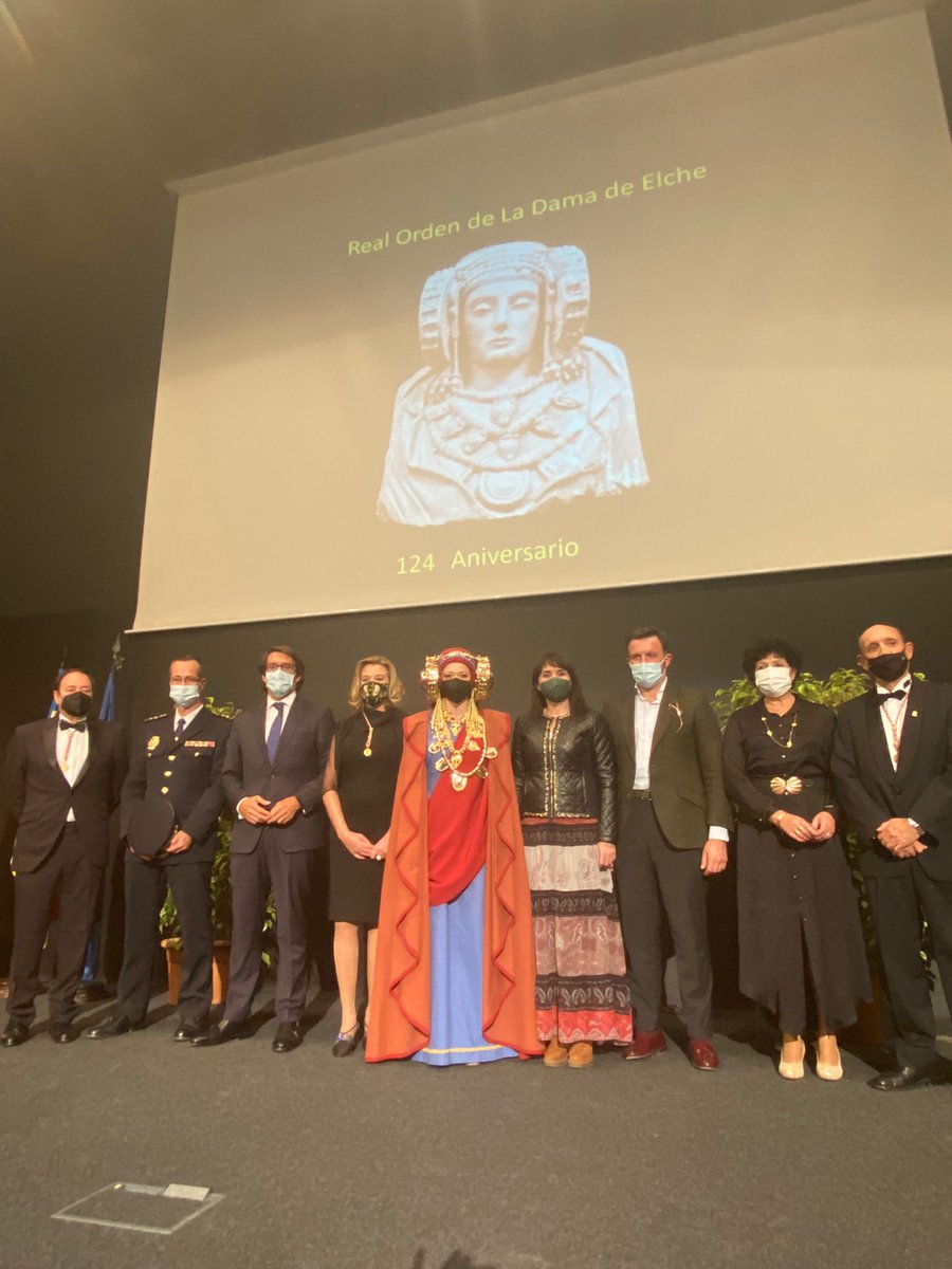 JuliaParra73's tweet photo. Anoche tuve oportunidad de celebrar el 124 aniversario del hallazgo de la #DamaDeElche en un acto en el que la Real Orden de la Dama de Elche distinguió al personal sanitario y nombró caballero de honor al oftalmólogo ilicitano, Fernando Soler

👏👏Enhorabuena!

@ajuntamentelx https://t.co/d2IbZZkhQW