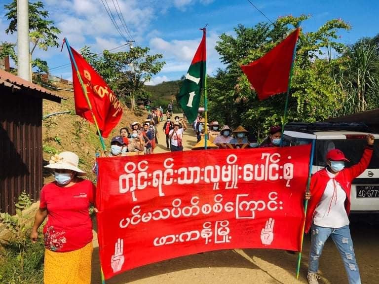 IrrawaddyNews's tweet photo. Activists in Kachin State’s Hpakant took to the streets on Saturday to show their support for the civilian National Unity Government, People’s Defense Force and Kachin Independence Army. 
(Photo: CJ) 
#WhatsHappeningInMyanmar https://t.co/6dcWmTo25D