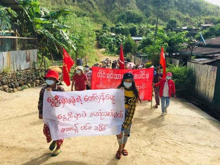 IrrawaddyNews's tweet photo. Activists in Kachin State’s Hpakant took to the streets on Saturday to show their support for the civilian National Unity Government, People’s Defense Force and Kachin Independence Army. 
(Photo: CJ) 
#WhatsHappeningInMyanmar https://t.co/6dcWmTo25D
