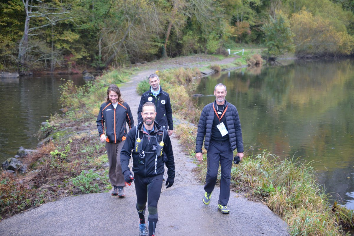 Une belle image pour conclure ce trail, l'arrivée de notre dernier coureur accompagné du premier arrivant ainsi que l'organisation de ce projet 🤝

#trail #trailrunning #running #endurance #UNICAEN #normandie #calvados #salomonrunning #ledlenser #apurna #science