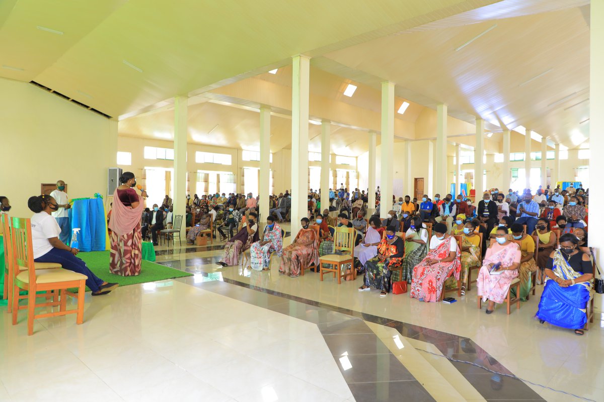 RutsiroDistrict's tweet photo. #Amatora2021 Ibikorwa by'amatora y'abajyanama b'abagore bagize 30% mu nama njyanama y'Akarere ka #Rutsiro birarimbanyije. Abakandida bari kwiyamamaza imbere y'inteko itora bagaragaza imigabo n'imigambi. #Toraneza @RwandaLocalGov @RwandaElections https://t.co/MN6yRsf4Ch