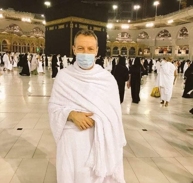 القنصل البريطاني العام في #السعودية اعتنق الإسلام وهو الآن في العمرة.