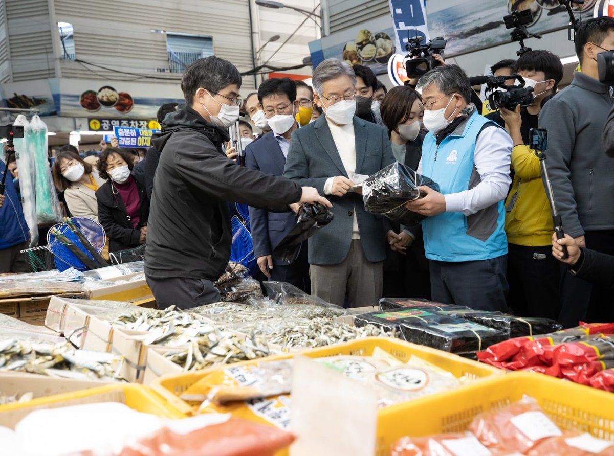 <오늘은 마산 어시장에서 인사드렸습니다. 한 분 한 분과 눈 맞추는 시간은 짧지만, 찰나의 순간에도 새로운 대한민국에 대한 열망, 제게 해주시는 기대를 느낍니다. 제가 더 많이 노력해야겠다는 다짐을 하고 또 합니다. 어떤 어려움에도 위대한 국민과 함께하겠습니다.>