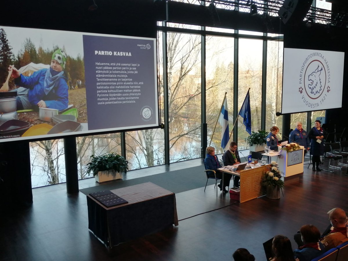 Vuorossa toimintasuunnitelman 2022 esittely. Esittelemässä piirinjohtaja @nniyli ja <a href="/NiemiAnu/">Anu Niemi</a> sekä Tytti-Emilia Mattila
#hppartio #partioscout #syyskokous
Kuva: Sarianna Kurkinen