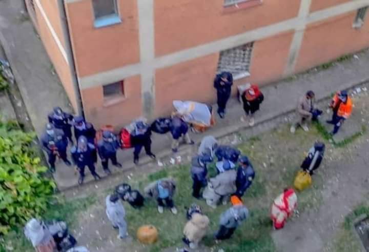 This footage shows Today police in Addis abeba knoking door to door searching for Tigrayns familly and taking them to  unknown location #tigraymassarrests #callitagenocide #unitedkingdom #USAToday #TigrayGenocide  #CNNInternational #Ethiopia #usa