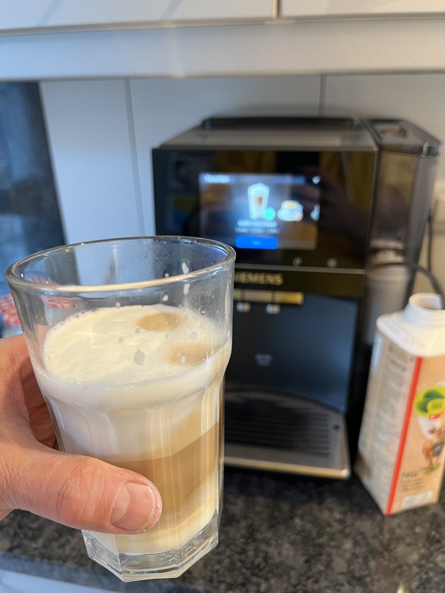 jcfrick's tweet photo. Dank der neuen Kaffeemaschine #Siemens #EQ700 mache ich jetzt #LatteMacchiato zu Hause 😘 https://t.co/2cQBCJHBW2
