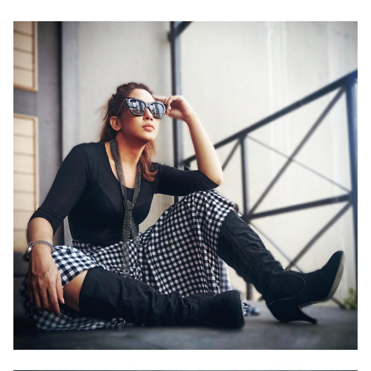 ChandreyeeGhos4's tweet photo. Pose dose 

#strikeapose #blackandwhite #checks #highboots #official_chandreyee_ghosh https://t.co/iSdDBcla8t