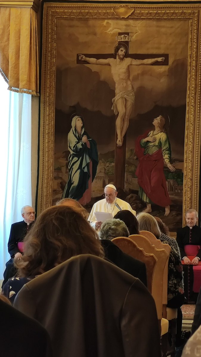 gnntridente's tweet photo. #Ascoltare, #approfondire e #raccontare: il #giornalismo secondo #PapaFrancesco consegnando le #onorificenze a @valealazraki e @PhilipPullella https://t.co/c8hz2LW0ql