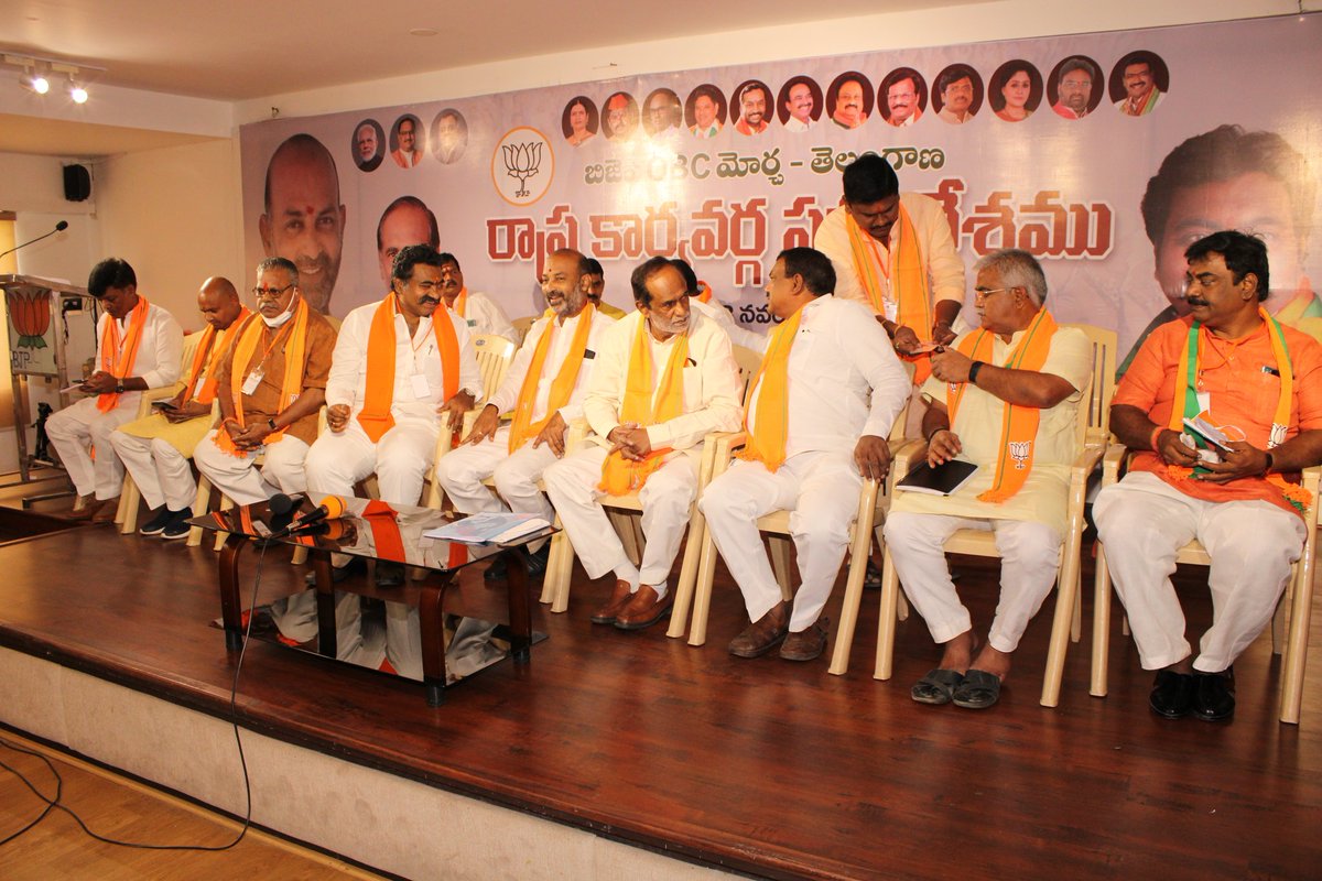ArunaSurendhar's tweet photo. రాష్ట్ర అధ్యక్షులు @bandisanjay_bjp ,జాతీయ ఓబీసీ అధ్యక్షులు @drlaxmanbjp, @mantrisrinivas గార్లు ముఖ్య అతిథులు గా ... రాష్ట్ర పార్టీ కార్యాలయంలో నిర్వహించిన ఓబీసీ మోర్చా రాష్ట్ర కార్యవర్గ సమావేశంలో పాల్గోన్న ఓబీసీ మోర్చా రాష్ట్ర కోశాధికారి చింతల సురేందర్ యాదవ్ గారు ..... https://t.co/uKPs7lBcl9