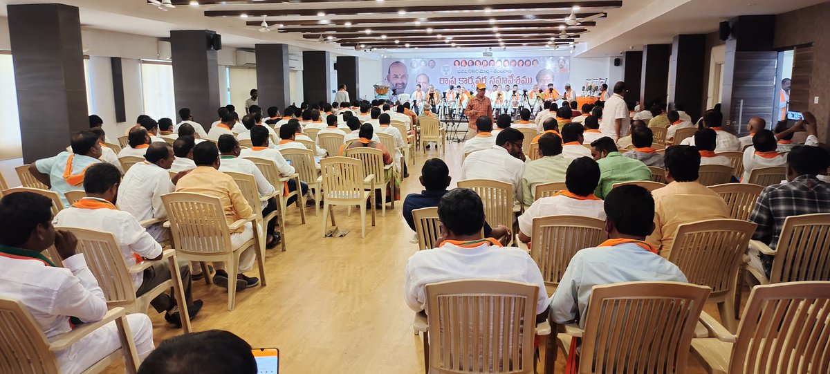 ArunaSurendhar's tweet photo. రాష్ట్ర అధ్యక్షులు @bandisanjay_bjp ,జాతీయ ఓబీసీ అధ్యక్షులు @drlaxmanbjp, @mantrisrinivas గార్లు ముఖ్య అతిథులు గా ... రాష్ట్ర పార్టీ కార్యాలయంలో నిర్వహించిన ఓబీసీ మోర్చా రాష్ట్ర కార్యవర్గ సమావేశంలో పాల్గోన్న ఓబీసీ మోర్చా రాష్ట్ర కోశాధికారి చింతల సురేందర్ యాదవ్ గారు ..... https://t.co/uKPs7lBcl9