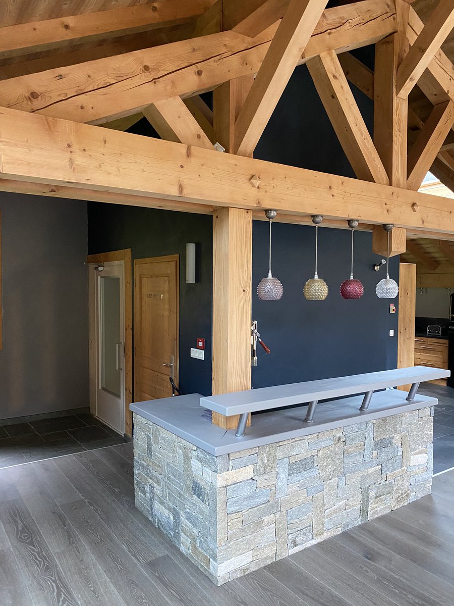 Juste avant son installation, notre cliente a mis de la couleur dans son séjour pour dépersonnaliser l’intérieur. #peintureressource #decorationinterieur #immobiliermontagne