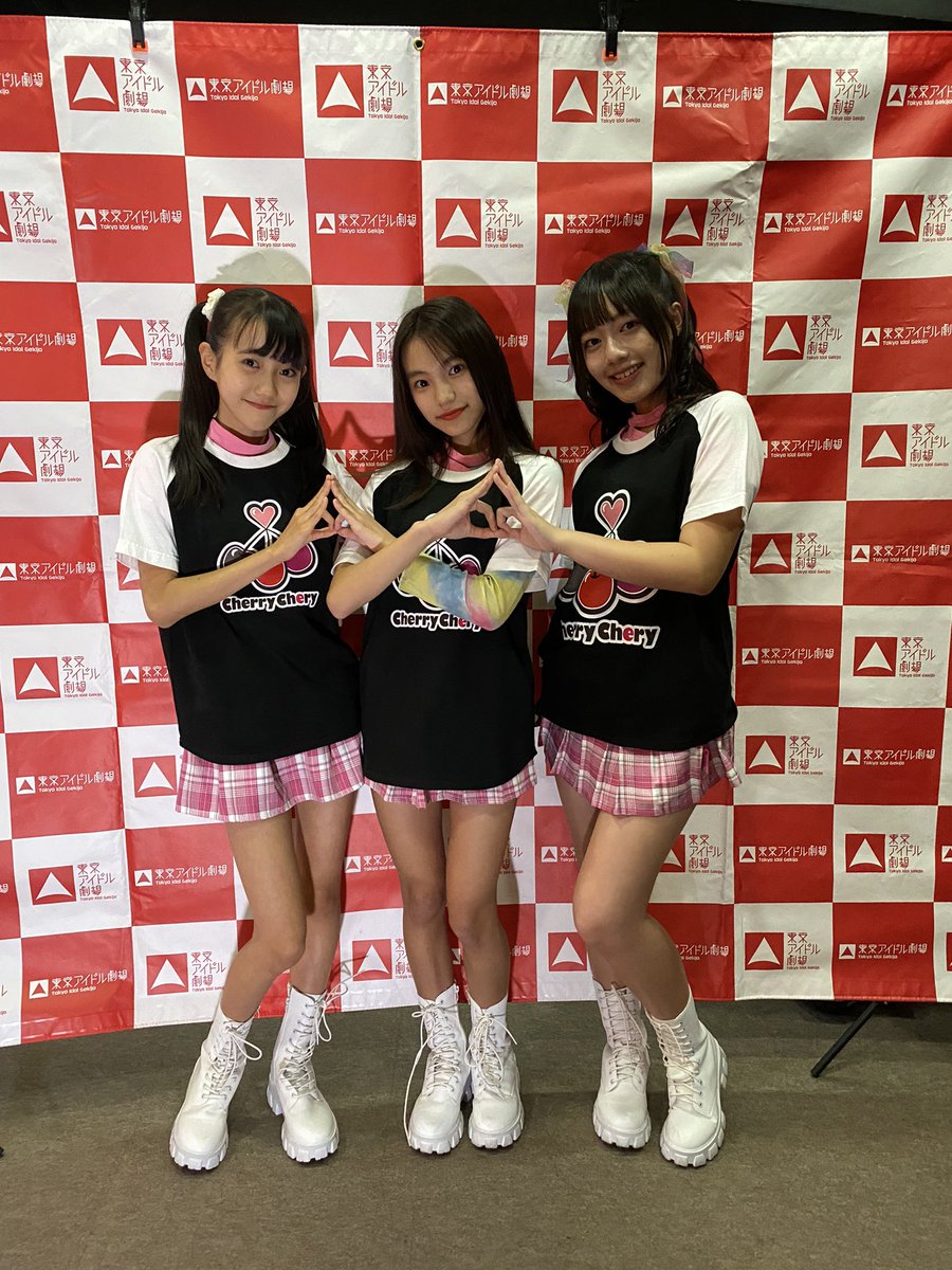 rabirabuIDOL11's tweet photo. 東京アイドル劇場miniみにきていただいた方ありがとうございました😊
ちびうさJAPANさ��とのコラボ
チェリーチェリ、ラビラブIDOLスクール
ライブはいかがでしたか？
また来月12月4日にもアイドル劇場出演ありますので、ぜひこちらにも会いに来てくださいね！
明日はTIP撮影会
宜しくお願い致します https://t.co/nEvjJWpd9b