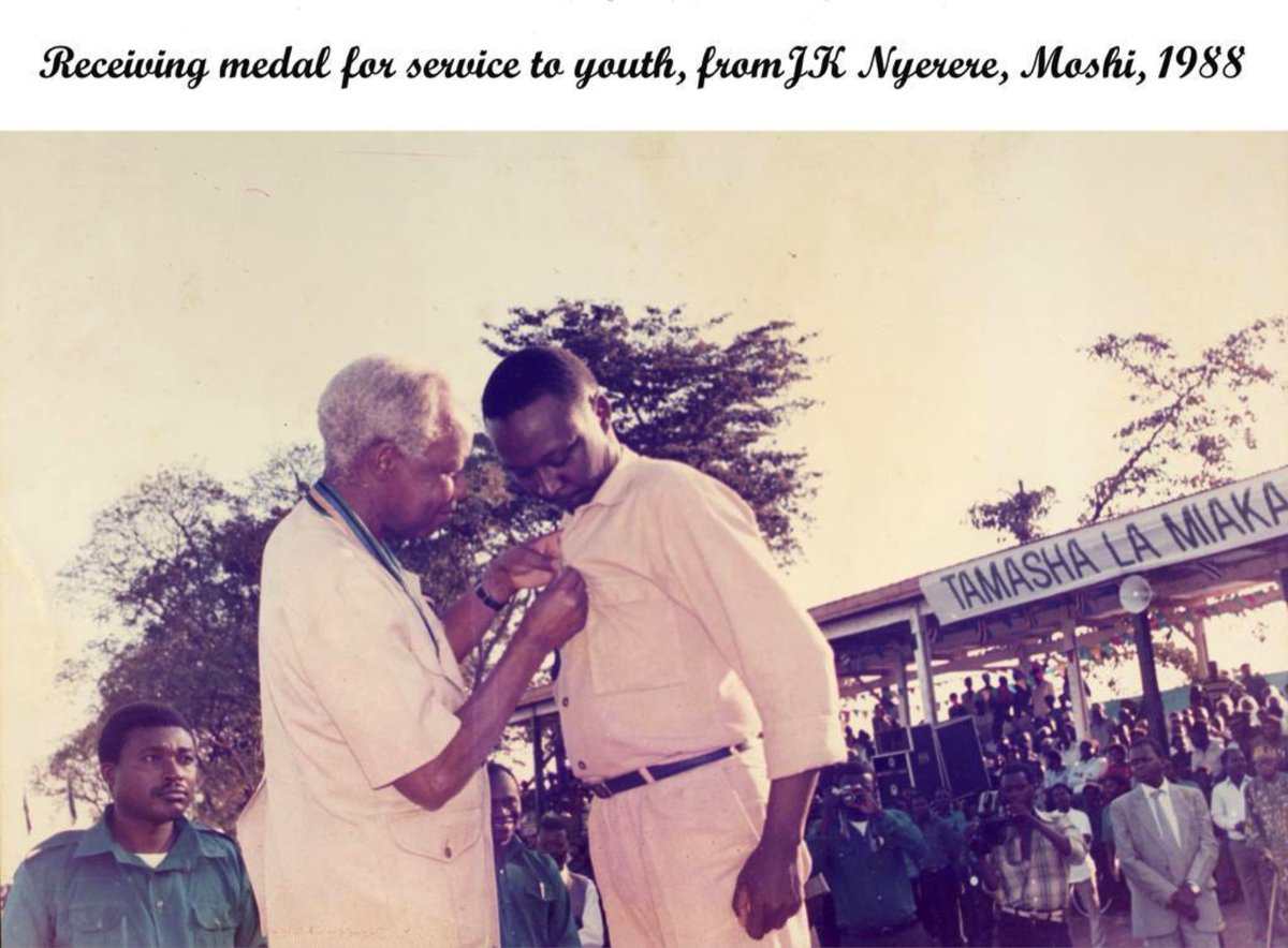 IAMartin_'s tweet photo. Jenerali Twaha Ulimwengu akivishwa medali ya heshima ya kutukuka kwa utumishi kwa vijana na Mwl, J.K Nyerere mwaka 1988. Mtu wa aina hii anaijua CCM ipasavyo kuliko JOBO. Anapokosoa utumishi wa umma au masuala ndani ya CCM, anayajua.. JoBo ajenge utaratibu wa kuvumilia spana! https://t.co/7Q06Ho8LOs