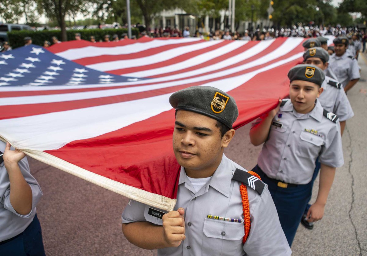 CristinaLeau's tweet image. Editorial: Use Veterans Day to #DrawClose to those who #served 👍
tinyurl.com/yg2dy4br