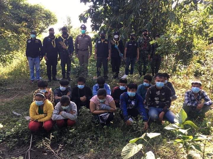 MayWongST's tweet photo. #Myanmar citizens still crossing into #Thailand illegally not just for safety but for work. This given how Myanmar economy has tanked due to Feb 1 #coup. In less than a week, some 300 Myanmar nationals reportedly arrested at border https://t.co/UI6E10cjf9 #WhatsHappeningInMyanmar https://t.co/Xc8mO6uI40