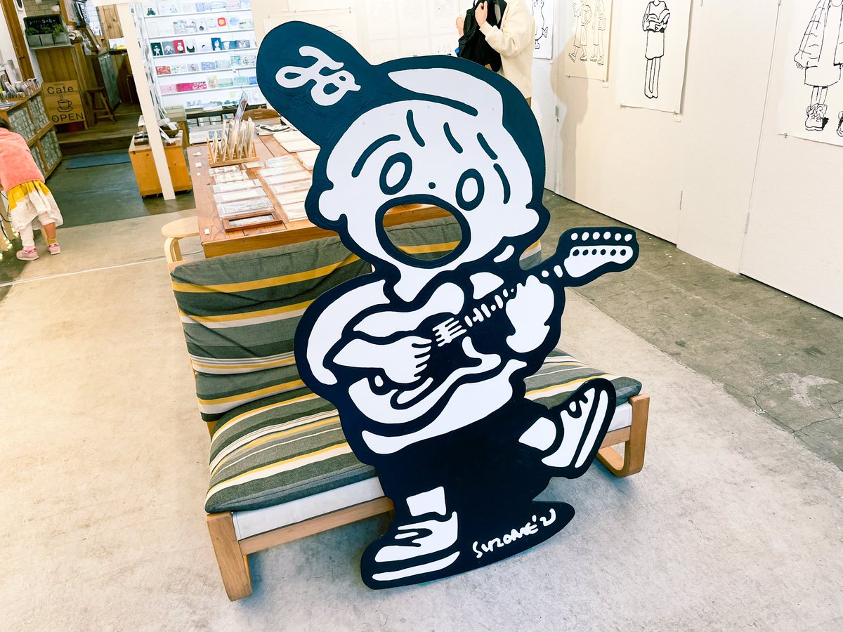 西荻窪のギャラリーヨロコビtoさんで開催中のあけたらしろめくん(@ak0_0me )の個展に遊びに行ってきました。自由な発想と選び抜かれた線によるミニマムな表現でとても豊かな世界が描かれていました。娘は会場とビデオ通話で繋がっているしろめくんとずっと話し込んでいました。明日最終日!是非!