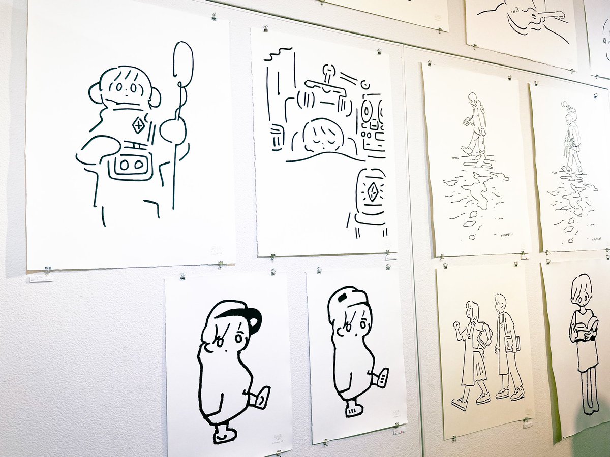 西荻窪のギャラリーヨロコビtoさんで開催中のあけたらしろめくん(@ak0_0me )の個展に遊びに行ってきました。自由な発想と選び抜かれた線によるミニマムな表現でとても豊かな世界が描かれていました。娘は会場とビデオ通話で繋がっているしろめくんとずっと話し込んでいました。明日最終日!是非!